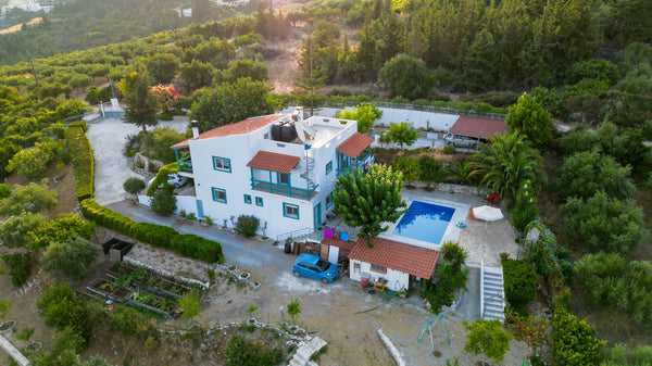 Petit appartement pouvant acceuillir 3 adultes et un enfants. Le 4ème lit étant  Almyrida, Greece Un lieu reposant et de complet ressourcement Entire rental unit vacation rental 33304718