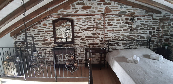 Stone-built detached house of unique architecture and aesthetics, in the center   