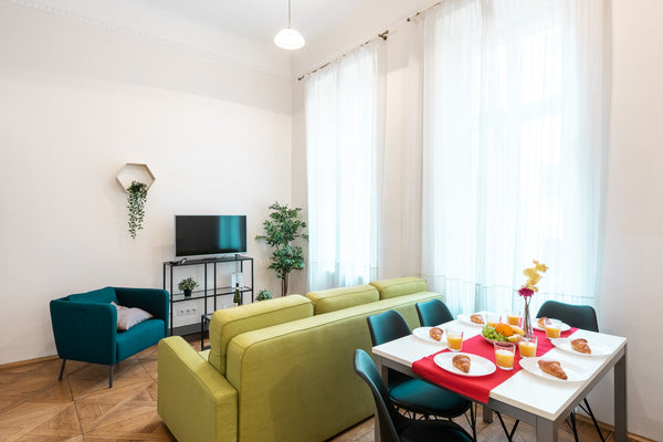 Awesome location in the heart of Prague. Bright, spacious (100 m2) apartment wit Prague, Czechia ❤️️pragueforyou❤️️ 2 Bedrooms apartment for 13pers Entire rental unit vacation rental 9159575