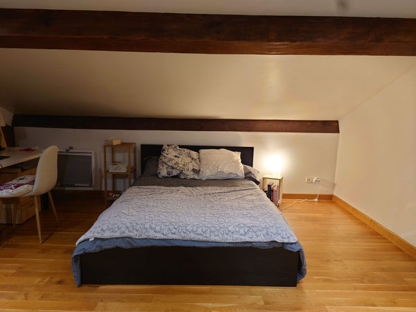 Chambre parentale à l'étage d'une colocation de 104 m². Avec une baignoire et un  Chambre parentale accueillante Private room in rental unit vacation rental 776093055585579870
