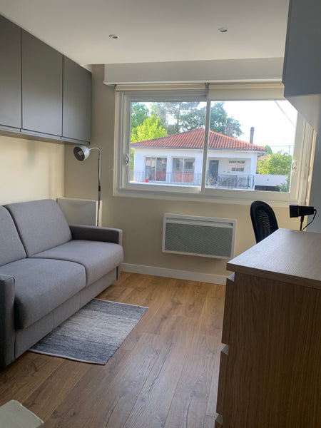 Petit appartement adosse à la maison.<br />Entrée indépendante<br />cuisine équi Pessac, France Beau studio traversant avec jardin Entire rental unit vacation rental 617365968920313508