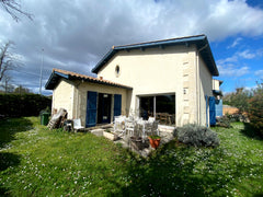 Récemment équipée, la maison est située dans un quartier dynamique, à proximité  Bordeaux, France Maison charmante familiale 4 chambres avec parking Entire home vacation rental 50998525