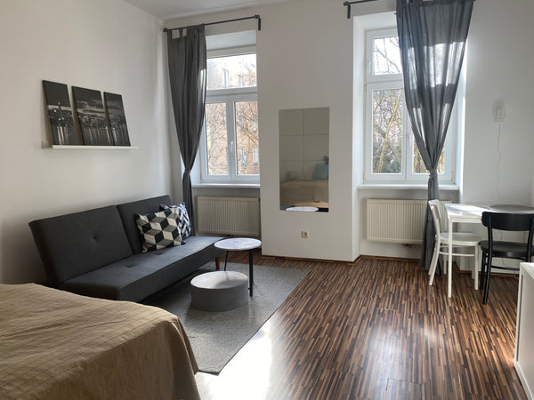 Ich freue mich Dich in meiner kleinen Wohnung in Wien begrüßen zu dürfen. Die Wo Vienna, Austria Nette Garconniere in ruhiger Gasse-super Anbindung Entire rental unit vacation rental 759562