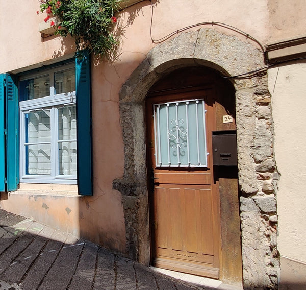 Dans une ancienne maison du Quartier St Georges,  je loue un charmant studio meu Sainte-Consorce, France Studio au cœur du vieux Lyon Entire rental unit vacation rental 43567613