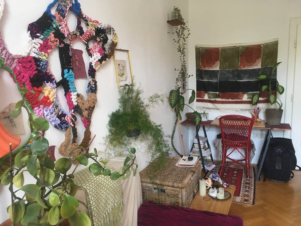Das Zimmer ist sehr bunt und voll mit grünen Zimmerpflanzen. Es geht zwar zur St Vienna, Austria Ruhiges schönes Zimmer in netter, zentraler WG Private room in rental unit vacation rental 649047531091356357