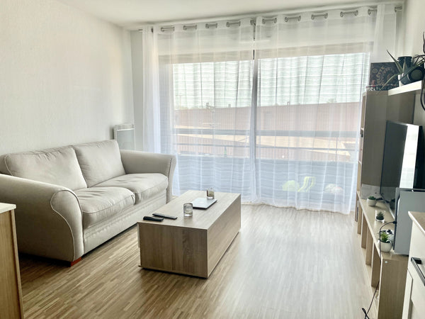 Venez profiter de ce bel appartement paisible et confortable à deux pas du tramw  Appartement à 2 pas du tram avec parking gratuit. Entire condo vacation rental 592675839157408425
