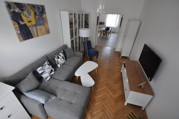 Byt ma 1 loznici a jeden obyvaci pokoj s pohovkou. Je zde velka kuchyne a koupel  Hezky a cisty byt - 20 minut od centra mesta Entire rental unit vacation rental 38260567