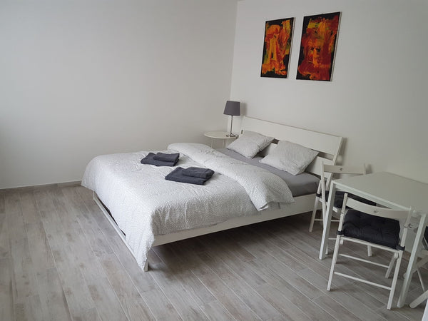 Ein neuwertige helle Einzimmerwohnung. In einer sehr ruhige Lage( Hofseite). Küc Vienna, Austria Marek & Liudmila Apartment Entire rental unit vacation rental 34074944