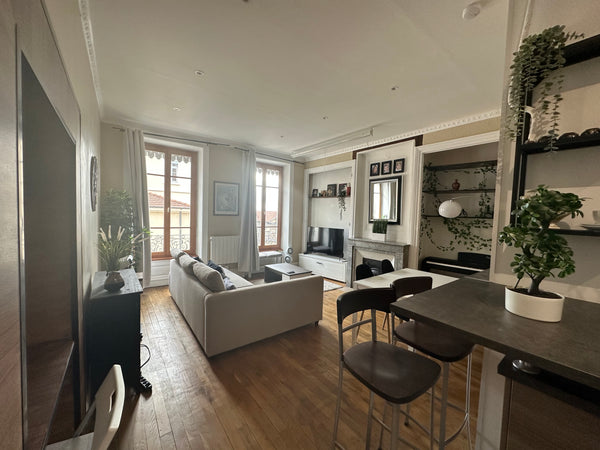 Passez quelques nuits dans cet appartement situé à côté de la Basilique de Fourv Palaiseau, France Appartement refait à côté de Fourvière Entire rental unit vacation rental 606241253259191008