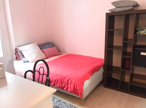 Logement proche de la Porte de Clignancourt/petite ceinture.<br />A 10 minutes à Paris, France Chambre privée dans un petit appartement au calme Private room in rental unit vacation rental 15141569