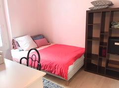 Logement proche de la Porte de Clignancourt/petite ceinture.<br />A 10 minutes à Paris, France Chambre privée dans un petit appartement au calme Private room in rental unit vacation rental 15141569