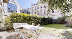 Charmant appartement en plein cœur de Paris, situé dans le mythique 9e arrondiss Clermont-Ferrand, France Superbe appartement avec jardin - Paris centre Entire condo vacation rental 19826247