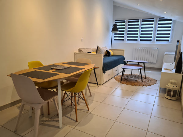 Logement de 50 m2 attenant à notre maison avec entrée indépendante situé au cent  T2 50 m2 meublé Entire rental unit vacation rental 50805827