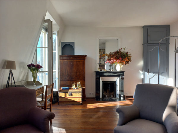 Charmant et grand studio, typiquement parisien, calme et orienté plein sud au co Paris, France Charmant studio calme et ensoleillé coeur de Paris Entire rental unit vacation rental 21457527