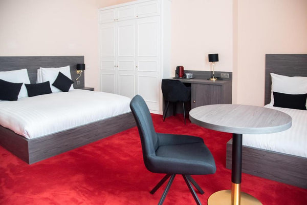 Situé au coeur de Bruxelles, l'Hôtel de la Bourse propose 37 chambres modernes e  Chambre Triple 3 personnes Private room in bed and breakfast vacation rental 661900416145754609