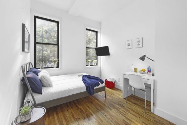 Modern digs meet vintage aesthetic in this spacious roommate-friendly apartment,  Rental unit in Brooklyn · 4 bedrooms · 4 beds · 1 bath Entire rental unit vacation rental 950712330918339824