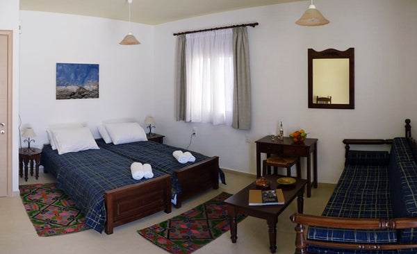 Tzermiado est le village le plus important du plateau.<br />Les chambres d'hôtes  Maison Kronio (2), Tzermiado,  Plateau du Lassithi Room in bed and breakfast vacation rental 13832807