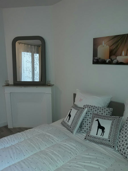 Deux pièces de 30 mètres carrés, refait à neuf à paris 19ème près des Buttes Cha Paris, France Deux pièces - Parc de la Butte du Chapeau Rouge Entire rental unit vacation rental 20753552