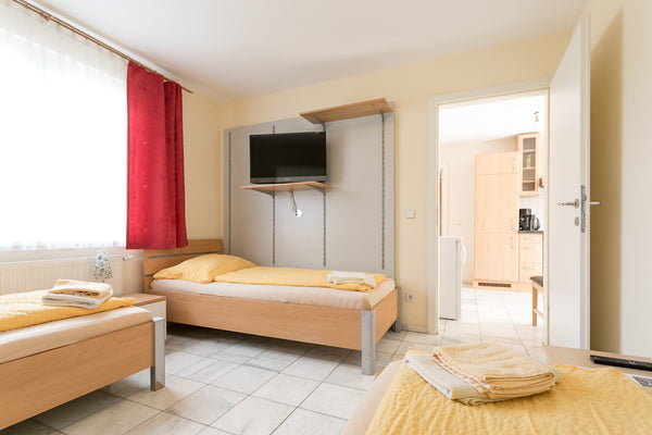 Quiet apartment for six people with paid parking (reservation needed). There are Vienna, Austria Apartment L6 for up to 6 people with paid parking Entire rental unit vacation rental 22370955