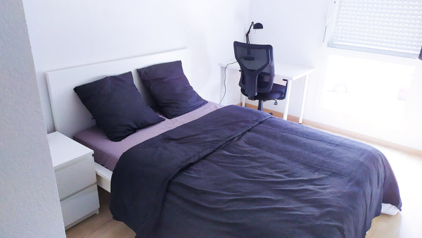 Grande chambre de 11m2 connectée et lumineuse dans un appartement neuf au premie Cenon, France Puit de lumière Bordeaux-Cenon: Chambre ivranaph Private room in condo vacation rental 594562503720109364