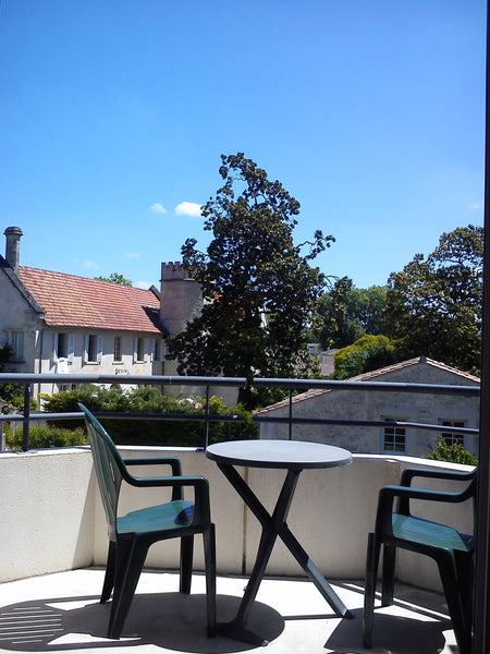 Dans résidence calme, sécurisée et arborée, l’appartement est au deuxième et der Bordeaux, France T3 calme balcons parking à proximité de Bordeaux Entire condo vacation rental 40956840