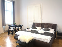 Welcome to the cultural city of Vienna. Right next to the U6 station Währinger S  ContalessCheck-in URBAN BIG ROOM Netflix&Nespresso Private room in rental unit vacation rental 41106283