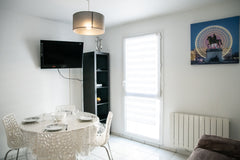 Have a great stay close to Lyon's main spots in this cosy 4 persons flat<br /><b France MEMORABLEPLACE The Casper - Cosy & calm - Metro B Entire rental unit vacation rental 49555204