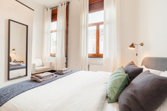 Beautiful & spacious bedroom in a typical and entirely renovated town house from Brussels, Belgium 🖤 Incredible townhouse | Heart of Brussels city Private room in townhouse vacation rental 39246575