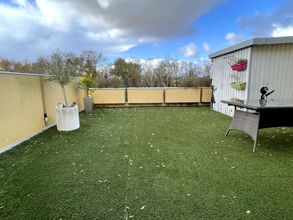 Ce logement sans vis à vis avec vue sur les bois offre un séjour détente pour to Floirac, France Grand appartement avec Terrasse de 40 m2 Entire rental unit vacation rental 53679750