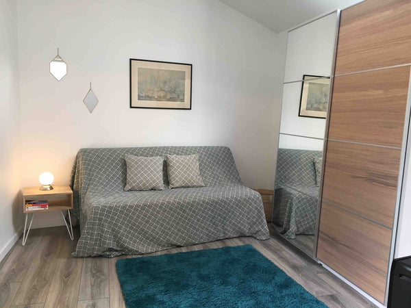 Jolie dépendance rénovée au fond de notre jardin. Elle est composée d’une cuisin Le Bouscat, France Maisonnette au Bouscat - Limitrophe Bordeaux Entire guesthouse vacation rental 667790641746027709