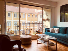 Grande chambre ensoleillée avec balcon (possibilité d'y prendre le petit déjeune Paris, France Grande chambre ensoleillée avec balcon très calme Entire rental unit vacation rental 19587624