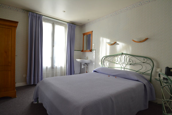 Hotel in the Latin quarter, Paris 5, metro station: Gobelins.<br /><br />Hotel c Paris, France Hotel-Private Double Room, Shared Bathroom Room in hotel vacation rental 19851439