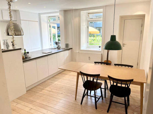 Nyd et ophold i denne moderniserede og velholdte lejlighed nær centrum. Ligger p  Flot lejlighed med gårdhave og altan nær centrum Entire condo vacation rental 683194116347865282