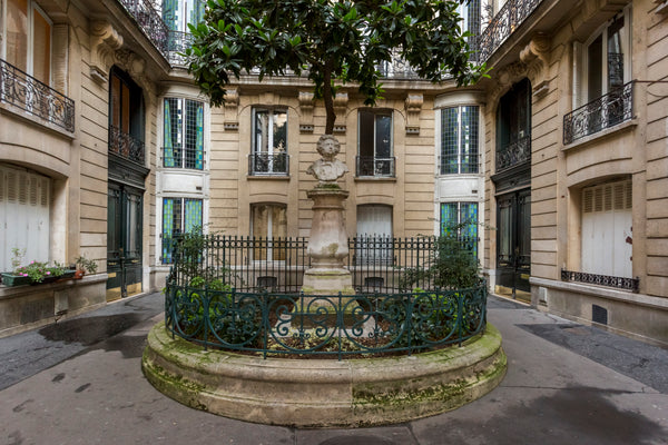 Minimum Stay 1 month<br />Large 55 m2 (600ft²). High ceiling, wooden floor, ceil Paris, France 55m2 Charming. So Parisian ! Entire rental unit vacation rental 9251030
