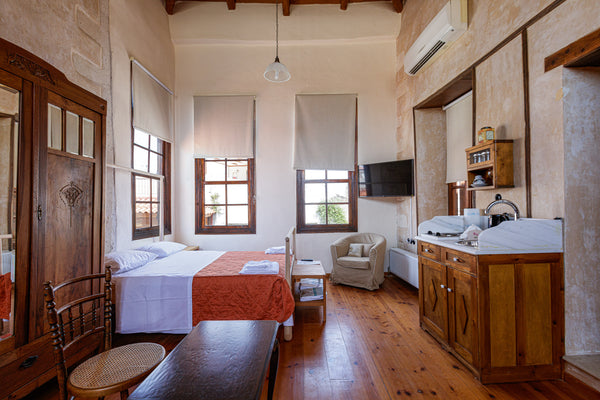 Set in Réthymno Town, this air-conditioned boutique accommodation features a ter  Anassa - Superior Suite & Terrace & Panoramic View Room in bed and breakfast vacation rental 21300441