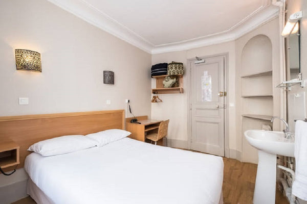Chambre  avec salle de bains partagée , tv et wifi<br /><br /><b>License number< Paris, France MONTMARTRE-Room ( double bed)shared bathroom Room in boutique hotel vacation rental 18832067