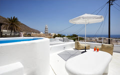 This cycladic house, was  renovated in 2021. It is totally authentic . Located a  Santorini-treasures Rockside Villa traditional Cycladic home vacation rental 18692405