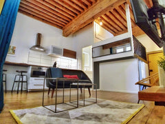Emplacement ★★★★★<br /><br />✔ A proximité de tout : rues vivantes, monuments, b Lyon, France Au coeur du Vieux Lyon + Centre Historique Entire rental unit vacation rental 12033555
