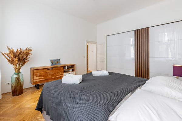 Well designed and renovated in 2019 apartment 2 rooms 50 m2 for a convenient sta Vienna, Austria Luxurious apartment next to Belvedere Entire rental unit vacation rental 33890438