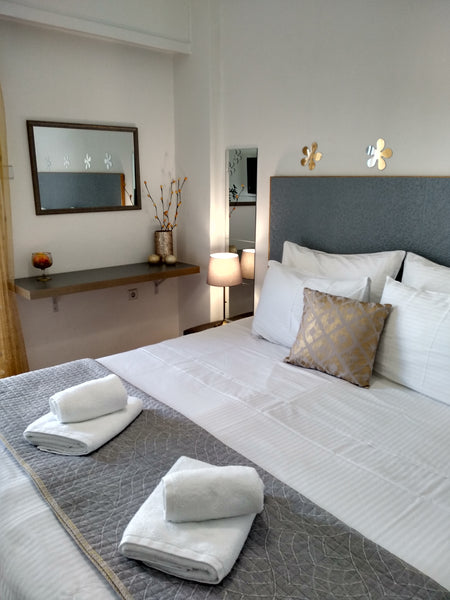 This cosy, 33sqm studio is located in 5min walking distance from metro station i GR CENTRAL STUDIO AT TRAIN-SUBURBAN-METRO STATION Entire condo vacation rental 32239441