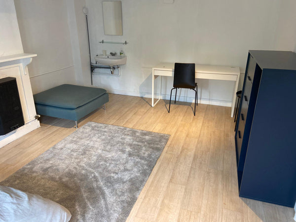 Chambre double confortable avec une commode de rangement pour les vêtements, un   Chambre privée centre Bruxelles - Sainte Catherine Private room in condo vacation rental 597471903555736205