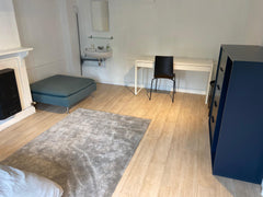 Chambre double confortable avec une commode de rangement pour les vêtements, un   Chambre privée centre Bruxelles - Sainte Catherine Private room in condo vacation rental 597471903555736205