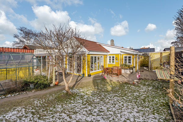 Idyllisk og familievenligt haveforeningshus med egen have og samtidig central pl Copenhagen, Denmark Idyllisk hus & have midt i København Entire villa vacation rental 641747944371857341