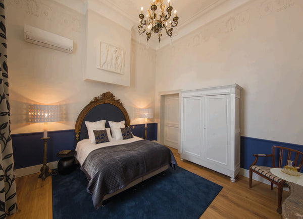 Three superb rooms,<br />three refined themes.<br /><br />Louise sur Cour” is an  Suite Nassau - 19 ème-Suite-Honeymoon-Ensuite-Garden View Private room in bed and breakfast vacation rental 37280383