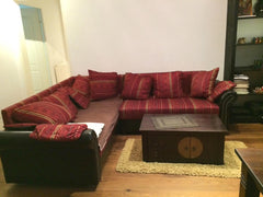Die Einrichtung ist im Kolonialstil mit dunklen Holz Möbeln und einem Braunschwe  Helles 25qm Zimmer in Nähe von Schönbrunn, Wien Private room in rental unit vacation rental 26674475