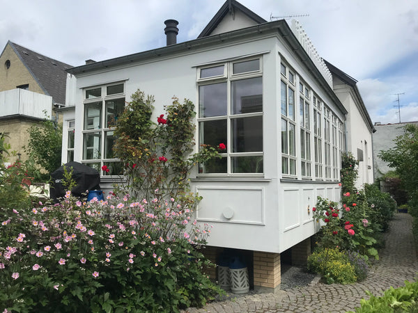 Dejligt hus med skøn sydvendt terasse og have i roligt kvarter. Tæt på indkøbsmu Copenhagen, Denmark Centralt beliggende hus med masser af plads Entire home vacation rental 33236648
