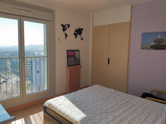 chambre privée lumineuse, sans vis à vis, équipe d'un bureau.<br /><br /><b>The  Lyon, France à 2min de la halle tony Garnier , 10min confluence Private room in rental unit vacation rental 43980387