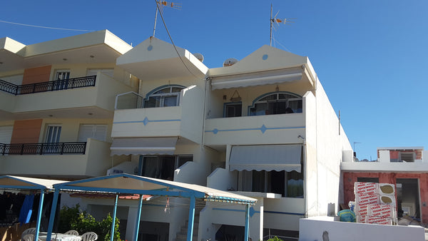 Sud Est de la CRETE . Rez de chaussée. Jardin. Plage en face de l'appartement à  Salon-de-Provence, France Appartement 60m2 rez-de-chaussée Entire rental unit vacation rental 8219868