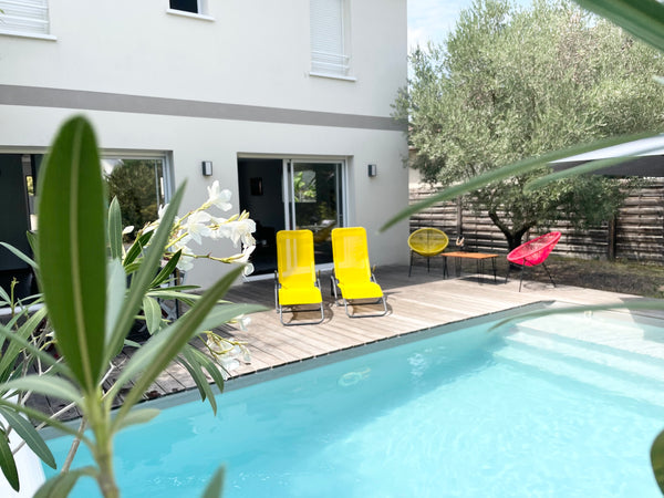 La maison est grande, spacieuse et lumineuse avec une piscine, une terrasse, un  Breuil-Magné, France Villa au porte de Bordeaux/Ocean Entire home vacation rental 47702964
