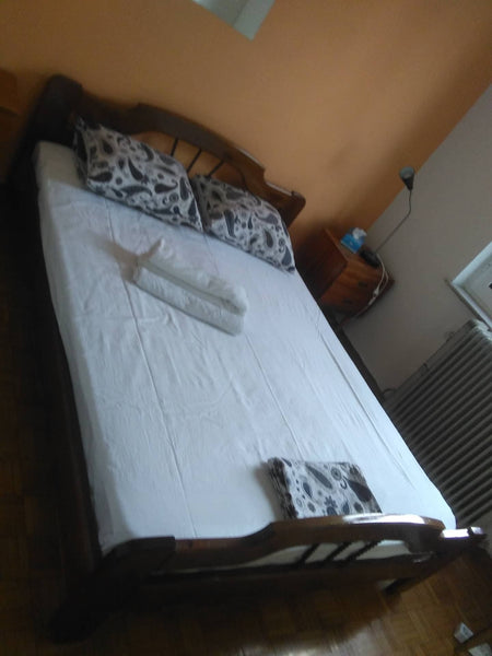 Une chambre avec lit double. Il  se trouve dans un appartement de 3 chambres(pou Athens, Greece La Reserve  Grandparents suit (ΑΜΑ 00000023627) Private room in rental unit vacation rental 27303515